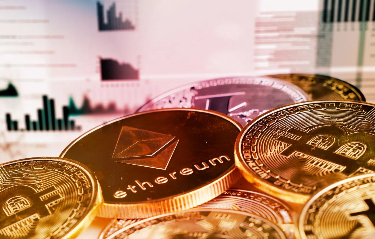 Münzen von Ethereum und anderen Kryptowährungen und dahinter Statistiken von einem Krypto Wettanbieter