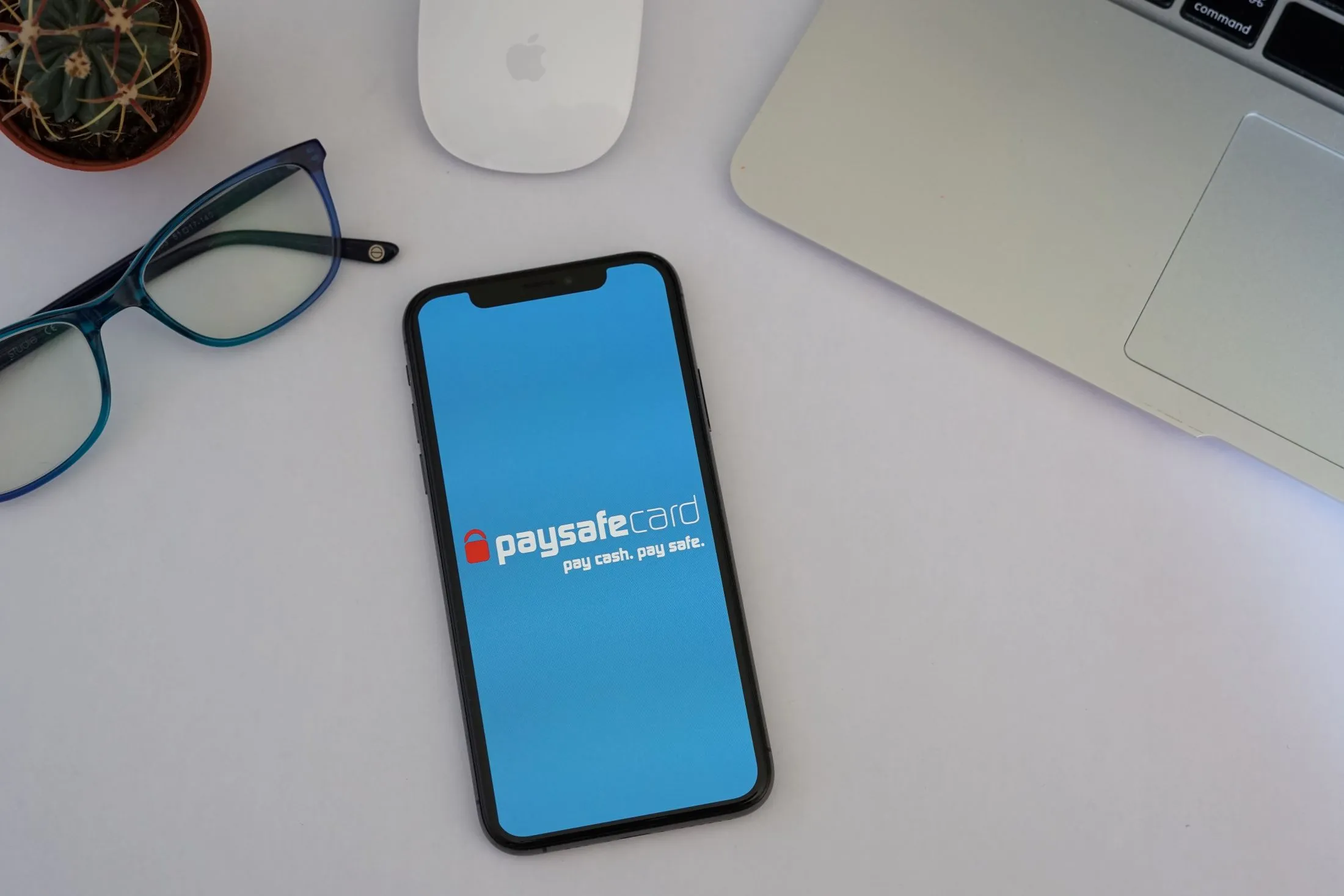 Smartphone mit Paysafecard-Logo als Zeichen für Paysafecard Sportwetten