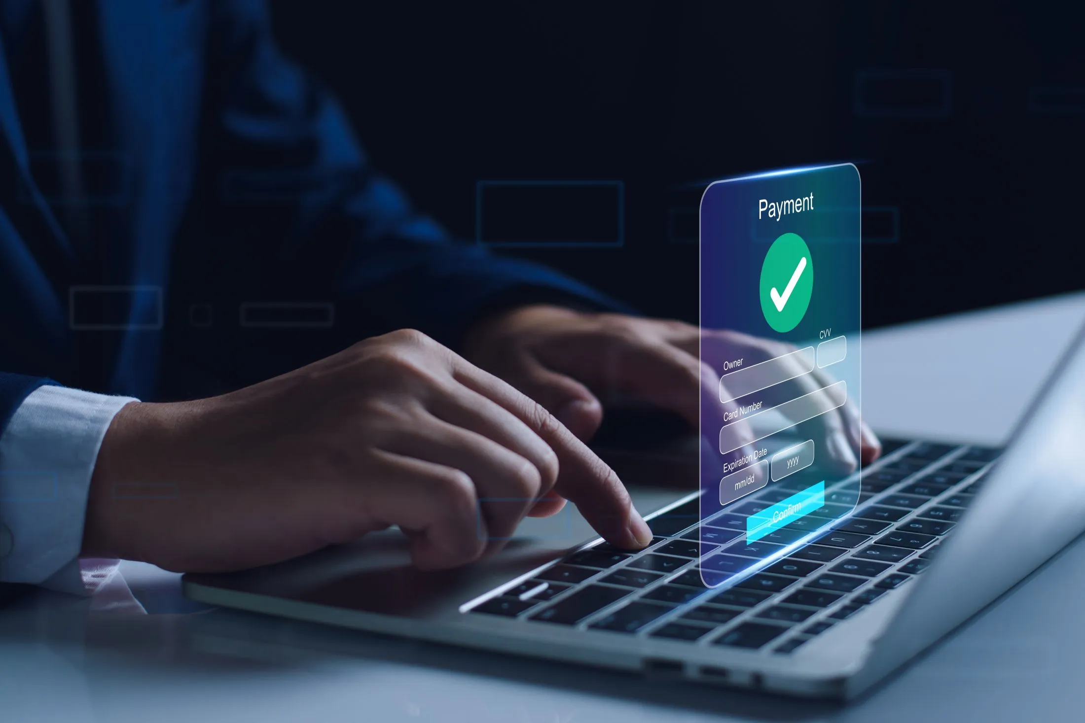 Mann tippt auf einem Laptop und darüber ist ein Payment-Symbol als Zeichen für Wettanbieter mit Paysafecard und anderen Zahlungsarten