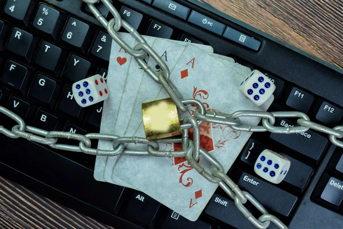 Schloss über Spielkarten, Würfeln und Computer-Tastatur als Zeichen für die Sicherheit von Zahlungen mit der Paysafecard