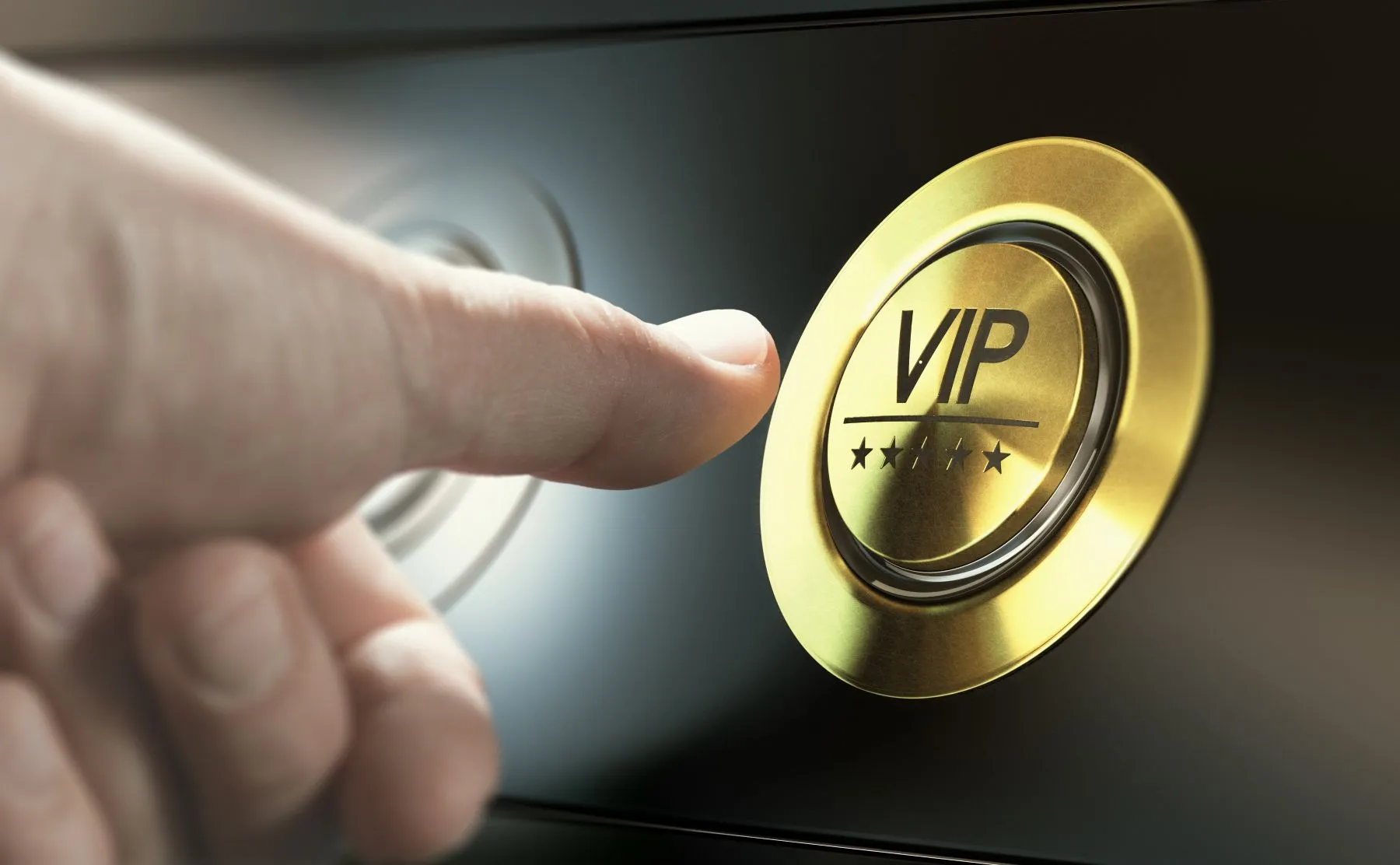 Mann drückt auf einen goldenen VIP-Button als Zeichen für die Treueprogramme der Wettanbieter Schweiz